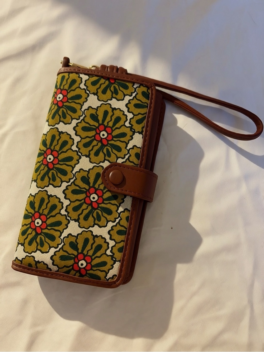 NWOT Vera Bradley Olive Green Pinwheels Pattern Floral Phone Wristlet Wallet